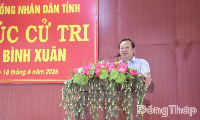Đồng chí Nguyễn Hữu Lợi, Tỉnh ủy viên, Bí thư Đảng ủy, Chủ tịch HĐND phường Gò Công, đại biểu HĐND tỉnh, phát biểu tại buổi tiếp xúc cử tri.
