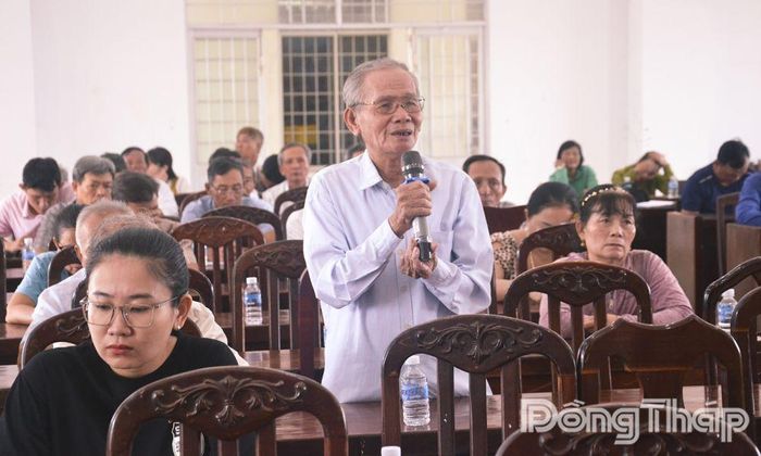 Cử tri phường Bình Xuân phát biểu tại buổi tiếp xúc.