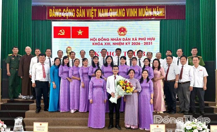 Các đại biểu chụp ảnh lưu niệm tại kỳ họp.