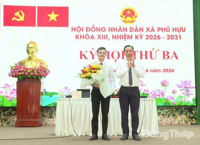 Bí thư Đảng ủy, Chủ tịch HĐND xã Lê Minh Trung tặng hoa chúc mừng đồng chí Huỳnh Thanh Sang được bầu giữ chức Ủy viên UBND xã Phú Hựu khóa XIII, nhiệm kỳ 2026 - 2031.
