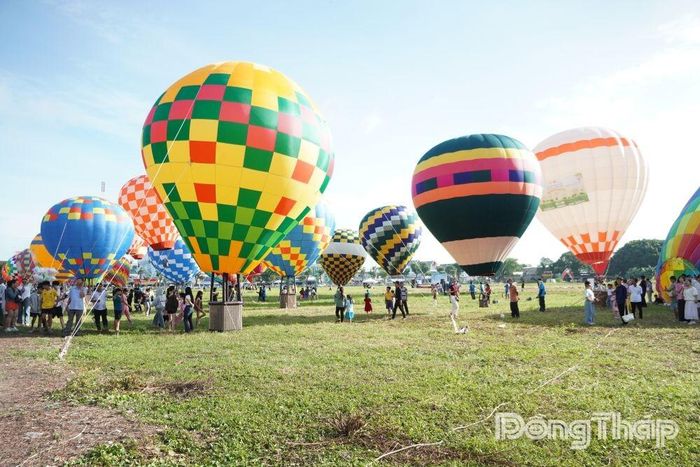 Chương trình biểu diễn khinh khí cầu nghệ thuật thu hút đông đảo du khách.
