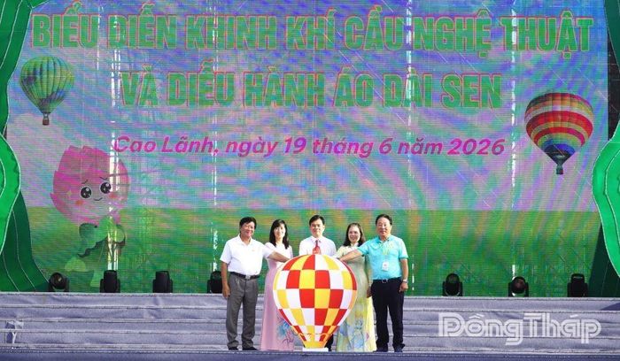 Các đại biểu thực hiện nghi thức khai mạc biểu diễn khinh khí cầu nghệ thuật và diễu hành áo dài sen.