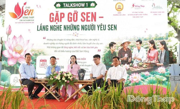 Các diễn giả cùng tham gia chia sẻ thông tin về phát huy giá trị ngành hàng sen Đồng Tháp.