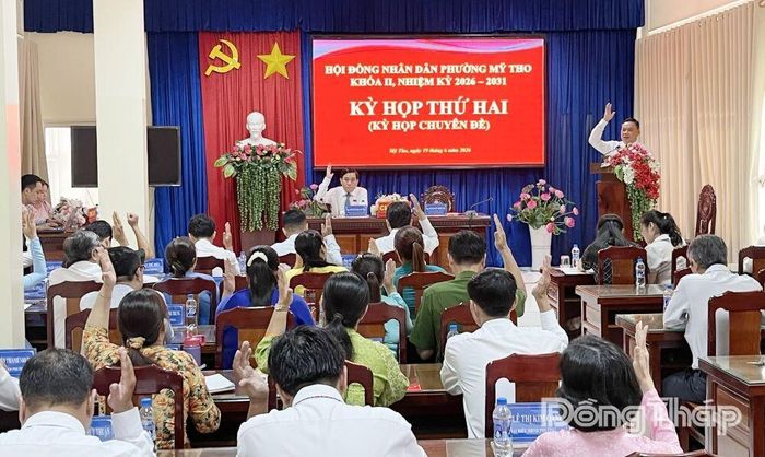 Đại biểu HĐND phường Mỹ Tho biểu quyết thống nhất thông qua các Nghị quyết.