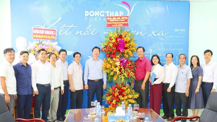 Đoàn đến thăm, chúc mừng Trung tâm Tin học và Công báo tỉnh Đồng Tháp.