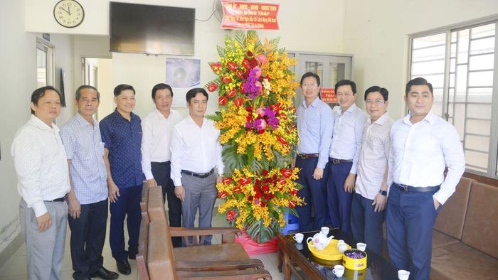 Đoàn đến thăm và chúc mừng Văn phòng Thường trú Thông tấn xã Việt Nam tại Đồng Tháp.