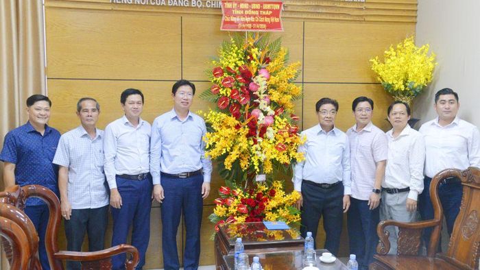Đoàn đến thăm và chúc mừng Hội Nhà báo tỉnh Đồng Tháp.