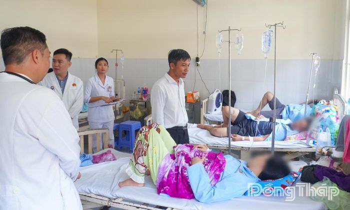 Đoàn đến thăm hỏi sức khỏe bệnh nhân đang nằm điều trị tại Bệnh viện Quân y 120.