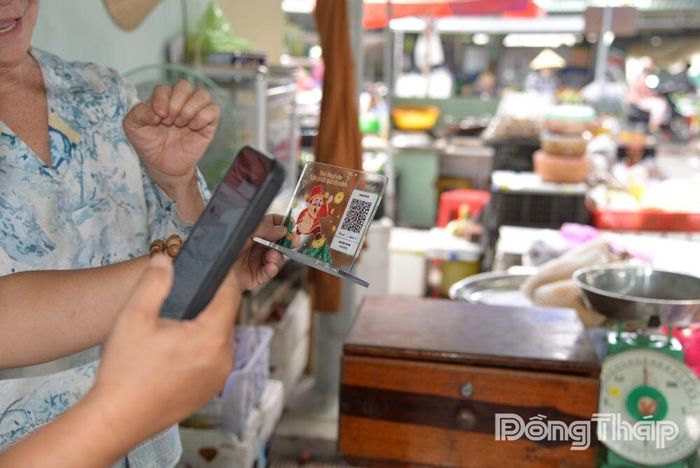 Hướng dẫn tiểu thương sử dụng mã QR trong thanh toán điện tử.