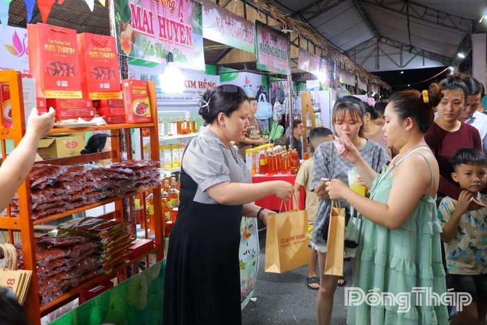 Hoạt động mua sắm diễn ra sôi động tại không gian triển lãm, trưng bày sản phẩm trong khuôn khổ Lễ hội Sen Đồng Tháp lần thứ III năm 2026.