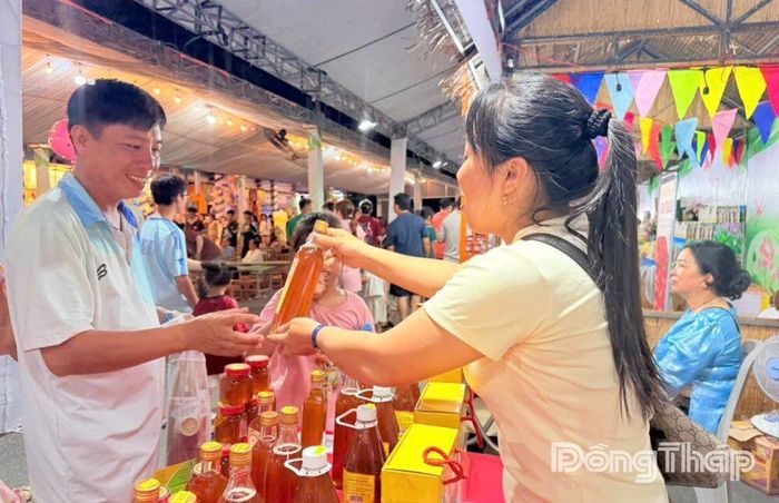 Các doanh nghiệp, cơ sở sản xuất giới thiệu và đưa sản phẩm đến gần hơn với người tiêu dùng thông qua hoạt động xúc tiến thương mại tại Lễ hội Sen Đồng Tháp lần thứ III năm 2026.