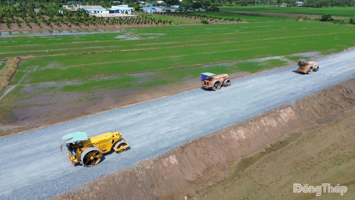 Xe lu khẩn trương lu lèn mặt đường để thảm nhựa những vị trí còn lại của tuyến đường.