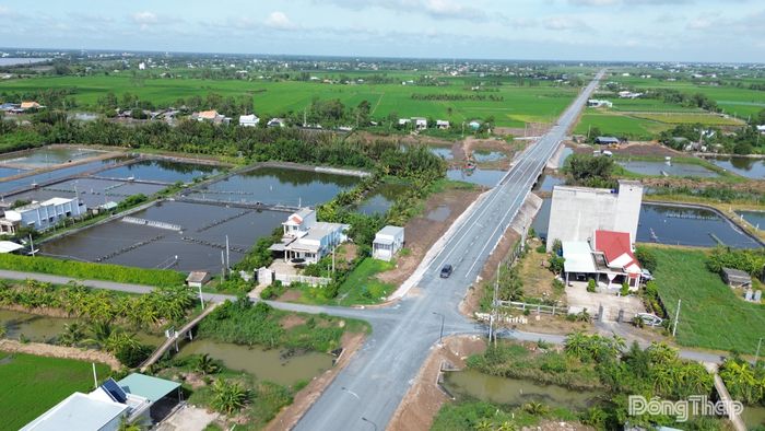 Các phương tiện di chuyển trên tuyến đường tỉnh 864 đoạn qua xã Tân Hòa.