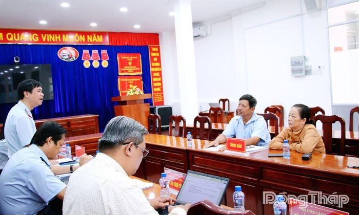 Đại diện lãnh đạo Cục III - Thanh tra Chính phủ trao đổi với vợ chồng ông Lê Bá Mạnh và bà Lâm Thị Xuân.
