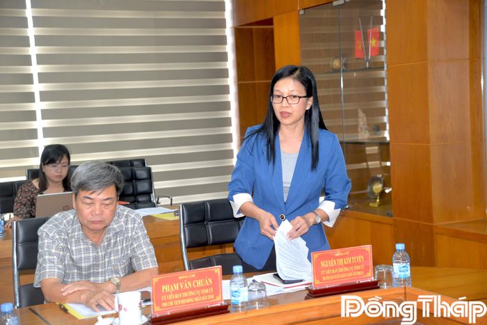 Đồng chí Nguyễn Thị Kim Tuyến, Ủy viên Ban Thường vụ, Trưởng Ban Tuyên giáo và Dân vận Tỉnh ủy phát biểu tại cuộc họp.