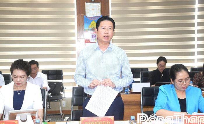 Đồng chí Huỳnh Minh Tuấn, Tỉnh ủy viên, Phó Chủ tịch UBND tỉnh phát biểu tại cuộc họp.
