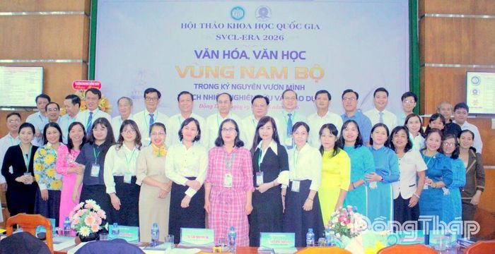 Đại biểu cùng các nhà khoa học, giảng viên dự hội thảo chụp ảnh lưu niệm.