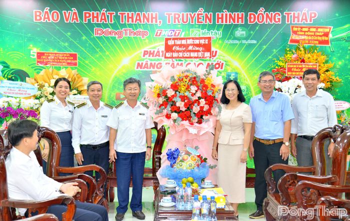 Đại diện Kiểm toán Nhà nước Khu vực IX đến thăm, chúc mừng Báo và phát thanh, truyền hình Đồng Tháp.