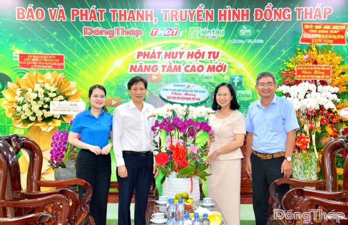 Đại diện Công ty Bảo Việt Nhân thọ Tiền Giang đến thăm, chúc mừng Báo và phát thanh, truyền hình Đồng Tháp.