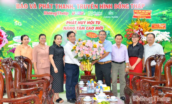 Đại diện Đảng ủy - HĐND - UBND - Ủy ban MTTQ Việt Nam phường Mỹ Tho đến thăm, chúc mừng Báo và phát thanh, truyền hình Đồng Tháp.