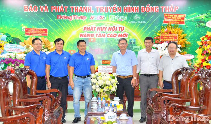 Đại diện Mobifone Đồng Tháp đến thăm, chúc mừng Báo và phát thanh, truyền hình Đồng Tháp.