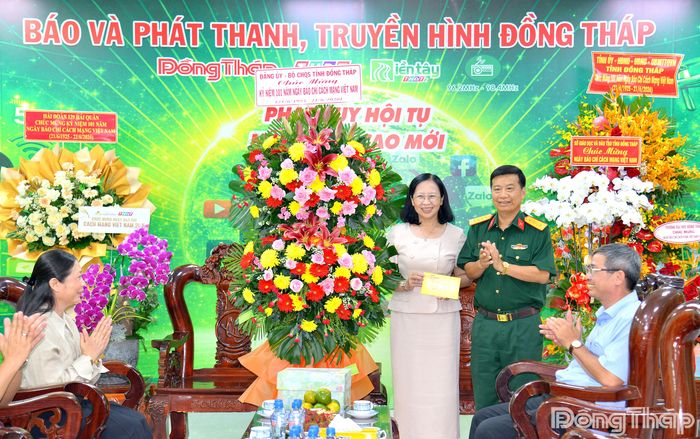 Đại diện Đảng ủy - Bộ Chỉ huy Quân sự tỉnh Đồng Tháp đến thăm, chúc mừng Báo và phát thanh, truyền hình Đồng Tháp.