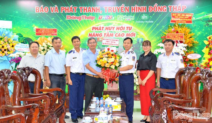 Đại diện Bộ Tư lệnh Vùng Cảnh sát biển 3 đến thăm, chúc mừng Báo và phát thanh, truyền hình Đồng Tháp.