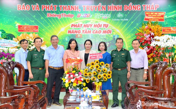Đại diện Đảng ủy - Ban Chỉ huy Bộ đội Biên phòng tỉnh Đồng Tháp và đại diện Sở Công thương tỉnh Đồng Tháp đến thăm, chúc mừng Báo và phát thanh, truyền hình Đồng Tháp.