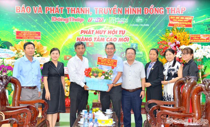 Đại diện Đảng ủy - HĐND - UBND - Ủy ban MTTQ Việt Nam phường Đạo Thạnh đến thăm, chúc mừng Báo và phát thanh, truyền hình Đồng Tháp.