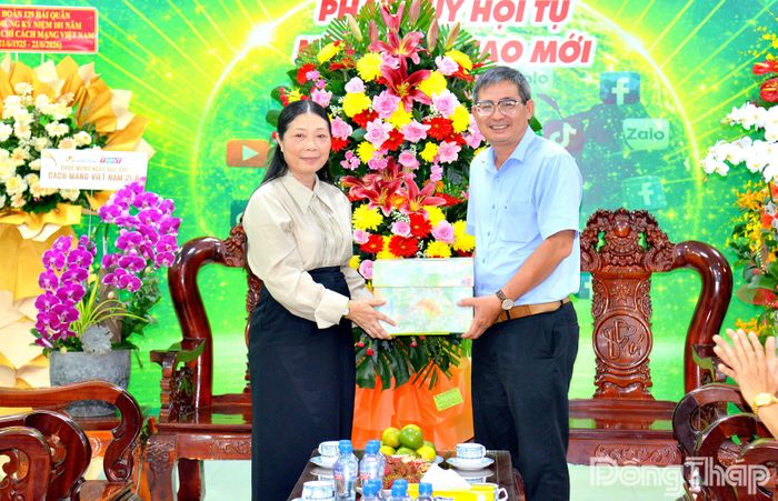 Đại diện Đảng ủy - HĐND - UBND - Ủy ban MTTQ Việt Nam xã Phú Hựu đến thăm, chúc mừng Báo và phát thanh, truyền hình Đồng Tháp.