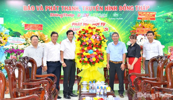 Đại diện Agribank Chi nhánh Tiền Giang đến thăm, chúc mừng Báo và phát thanh, truyền hình Đồng Tháp.