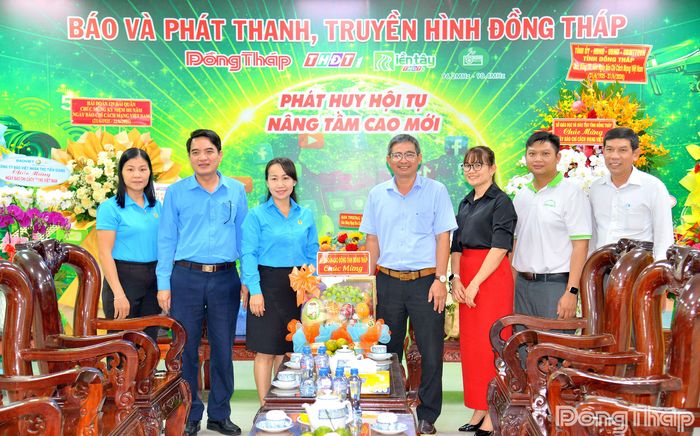 Đại diện Liên đoàn Lao động tỉnh Đồng Tháp đến thăm, chúc mừng Báo và phát thanh, truyền hình Đồng Tháp.