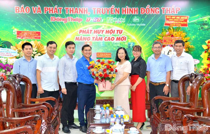Đại diện Ban Thường vụ Tỉnh đoàn Đồng Tháp đến thăm, chúc mừng Báo và phát thanh, truyền hình Đồng Tháp.
