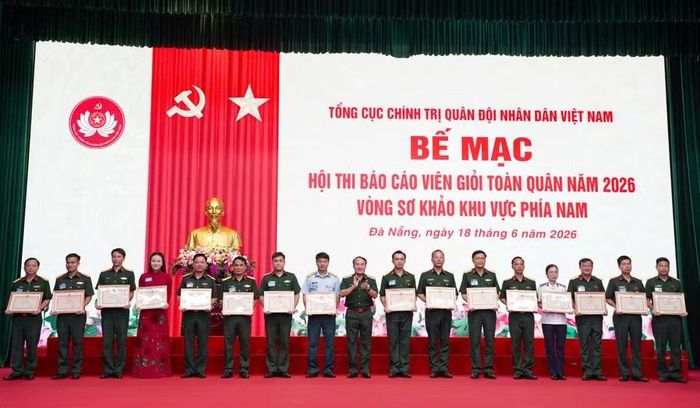  Ban Tổ chức trao giấy khen cho các báo cáo viên đạt giải ba. Ảnh: Thanh Thư 