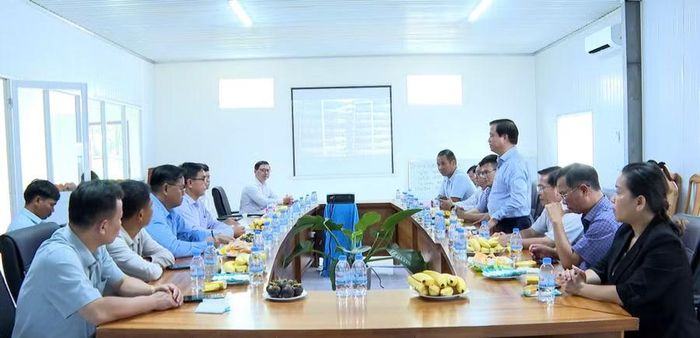 Phó Chủ tịch Thường trực UBND tỉnh Nguyễn Tuấn Thanh làm việc với Công ty Nông nghiệp HAGL - Stung Treng. Ảnh: R'Piên