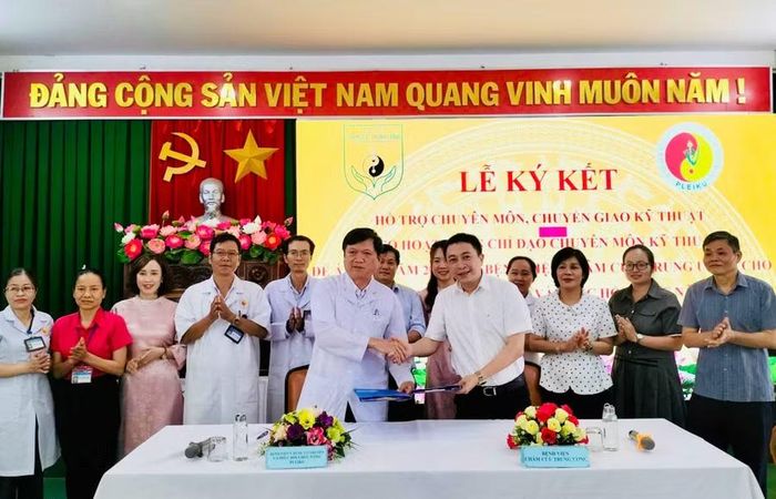 Đại diện Bệnh viện Châm cứu Trung ương và Bệnh viện Y dược cổ truyền và Phục hồi chức năng Pleiku ký kết thỏa thuận hợp tác. Ảnh: Như Nguyện