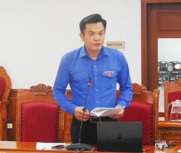 Bí thư Tỉnh đoàn Phạm Hồng Hiệp báo cáo kết quả công tác chuyển đổi số và hoạt động của các tổ công nghệ số cộng đồng trên địa bàn tỉnh. Ảnh: Văn Lực