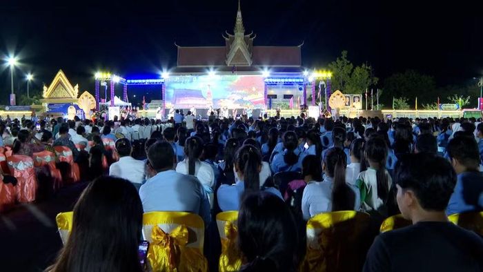  Rất đông người dân tại TP. Stung Treng đến xem chương trình nghệ thuật. Ảnh: R'Piên 