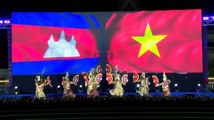  Tiết mục múa Krama của đoàn nghệ thuật tỉnh Stung Treng. Ảnh: R'Piên 