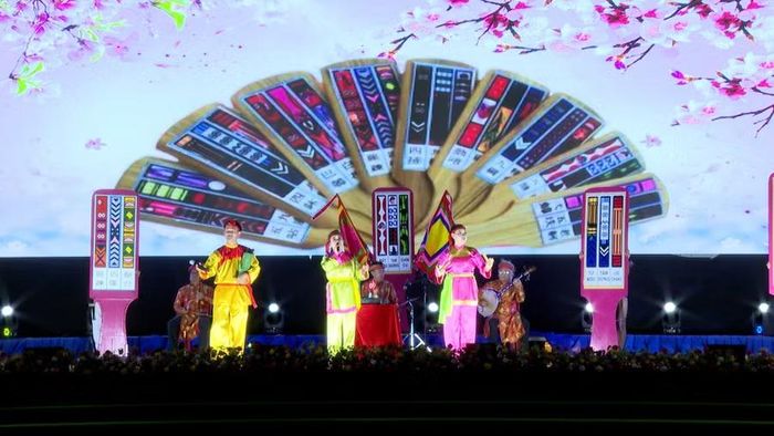  Tiết mục hát dân ca bài chòi của đoàn nghệ thuật Nhà hát ca múa nhạc tổng hợp Đam San (tỉnh Gia Lai). Ảnh: R'Piên 