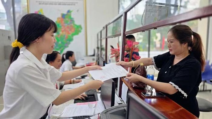 Cán bộ Trung tâm Phục vụ hành chính công phường Pleiku hướng dẫn giải quyết thủ tục hành chính cho người dân. Ảnh: ĐVCC
