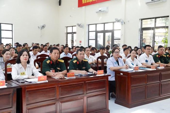 Các đại biểu tham dự khai mạc diễn tập tác chiến xã Tuy Phước trong KVPT tỉnh năm 2026. Ảnh: H.P