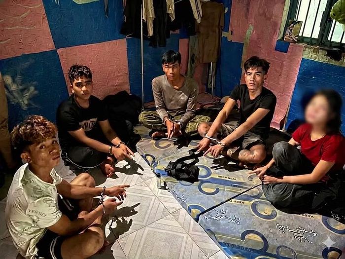 Công an xã Ia Krái đã bắt quả tang 5 đối tượng “đập đá” lúc sáng sớm. Ảnh: Chí Trung