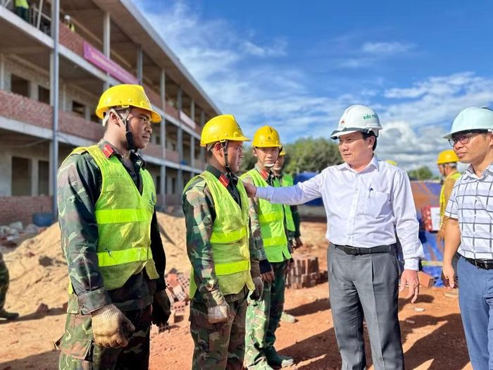  Giám đốc Sở GD&amp;ĐT Phạm Văn Nam (thứ 2 từ phải sang) thăm hỏi, động viên lực lượng cán bộ, chiến sĩ được tăng cường hỗ trợ thi công tại điểm trường Ia Dom. Ảnh: H.D 