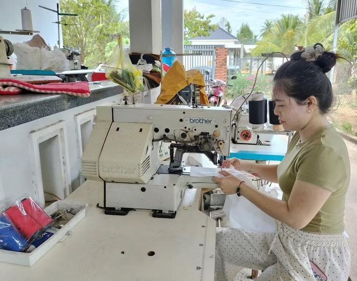  Chị Nguyễn Thị Thanh Thảo (khu phố Thượng Thừa 1, phường Hoài Nhơn Nam) mua thêm máy móc để may gia công quần áo tại nhà, có thu nhập ổn định. Ảnh: T.S 