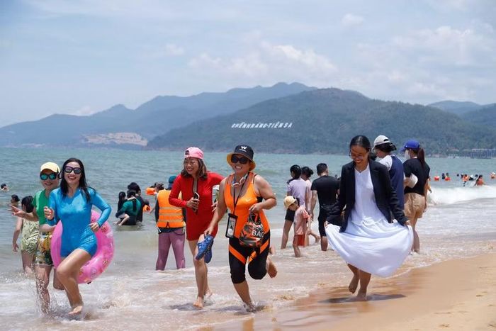 Người dân vui vẻ, thích thú hòa mình vào làn nước biển Quy Nhơn trong ngày Tết Đoan Ngọ. Ảnh: H.P