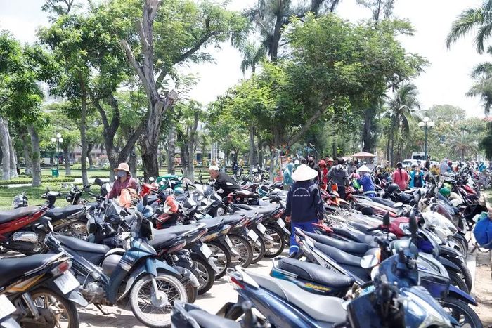 Các bãi giữ xe dọc bờ biển Quy Nhơn kín chỗ trong ngày Tết Đoan Ngọ. Ảnh: H.P