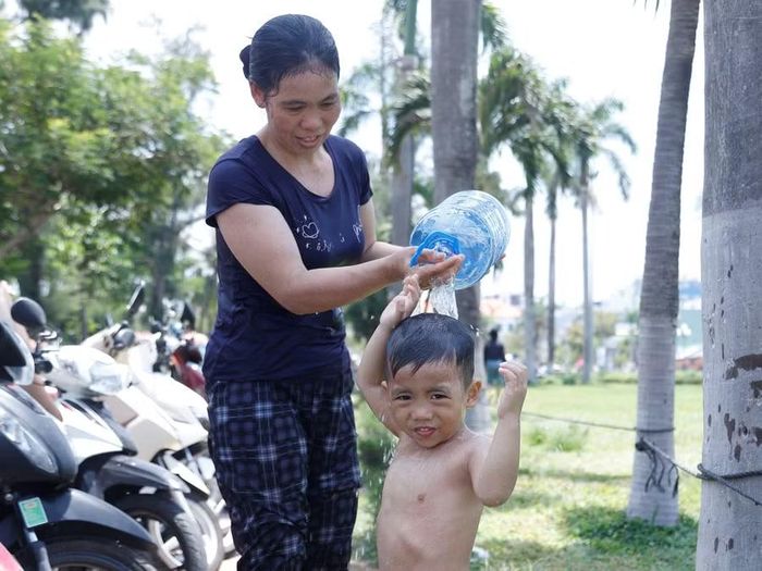 Người dân tắm xong mang nước biển về nhà như mang theo may mắn và bình an. Ảnh: H.P
