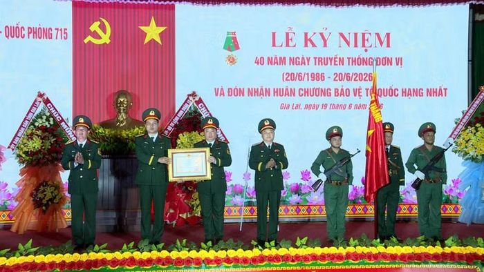  Thừa ủy quyền của Chủ tịch nước, Thiếu tướng Hoàng Văn Sỹ - Tư lệnh Binh đoàn 15 (thứ 4 từ phải sang) trao Huân chương Bảo vệ Tổ quốc hạng Nhất cho Đoàn KT-QP 715. Ảnh: Huy Toàn 