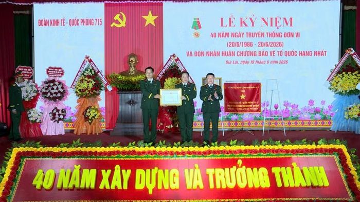  Đoàn KT-QP 715 đón nhận bằng khen của Chủ tịch UBND tỉnh Gia Lai. Ảnh: Huy Toàn 